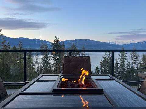 Shuswap Lakeview Home with Hot Tub & Beach