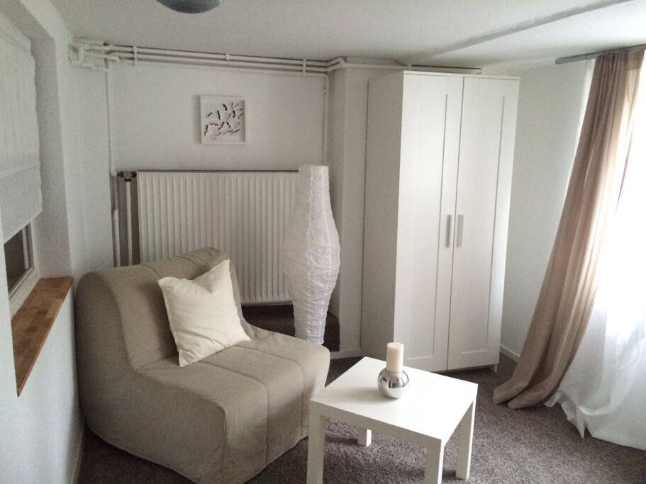 Frisch renoviertes Gästezimmer, linke Seite mit 2 großen Fenster mit Gartenblick