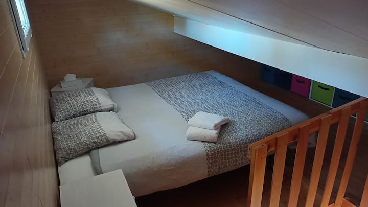 חדר שינה בקומת ביניים (בגובה נמוך)
מיטה 140x190
(מצעים לא כלולים)