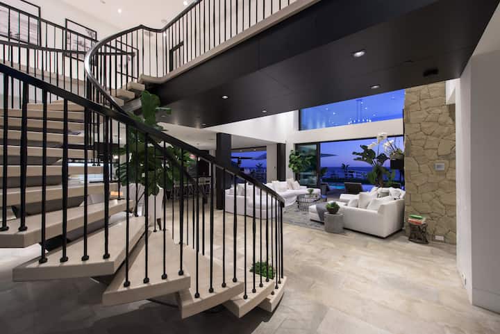 Casa di Pietra - Gated Estate on Malibu Beach