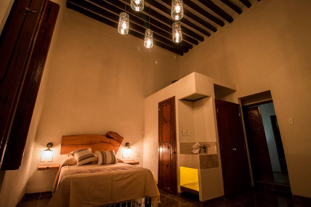 Hermosa habitación totalmente renovada con detalles que realza la arquitectura del lugar.