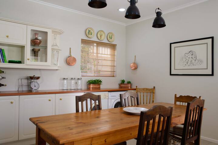 Elegant Bantry Bay, Cape Town Home gallery image 3