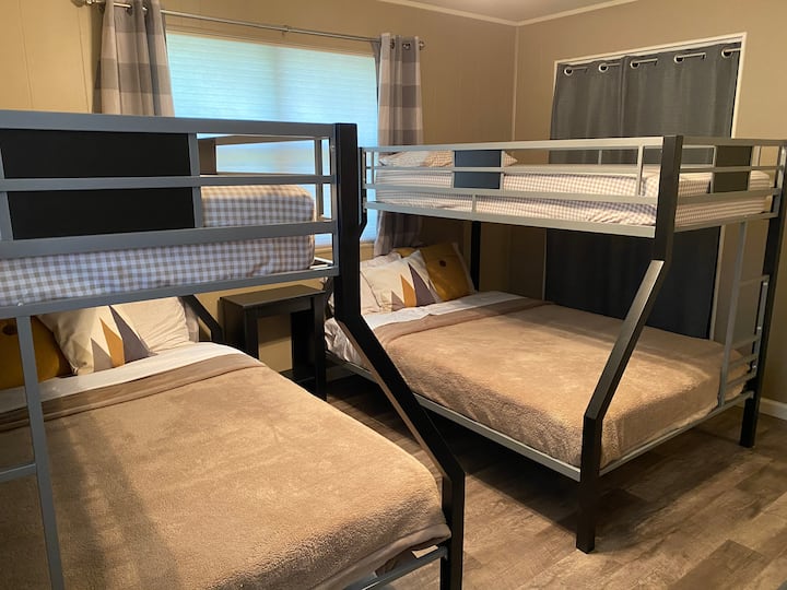 Стая Лама - 
2 единични легла над двойни легла