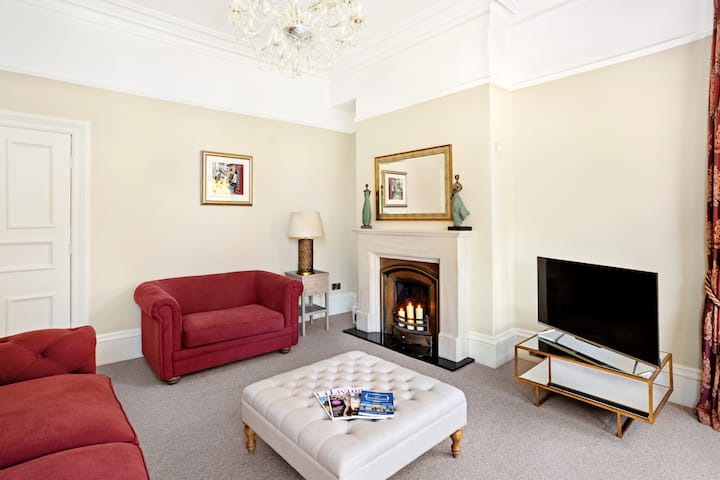 Luxury Harrogate townhouse apartment with parking