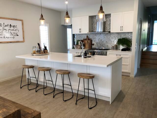 Large Beautiful Home. Central to Melbourne gallery image 2