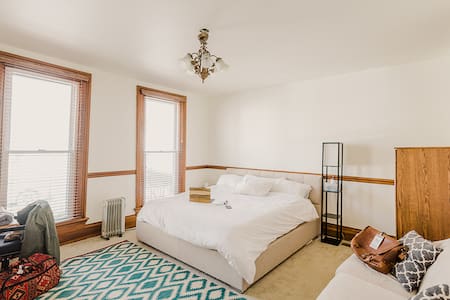 Pvt Room/Entrance in top downtown area Free Parkin