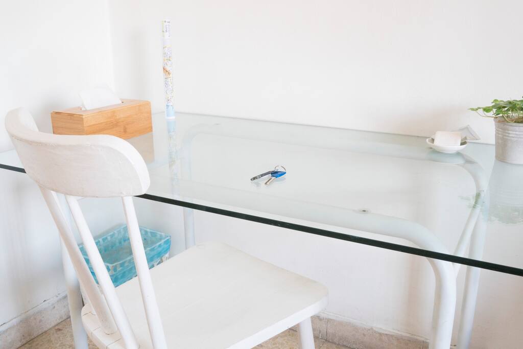 Spacious worktable