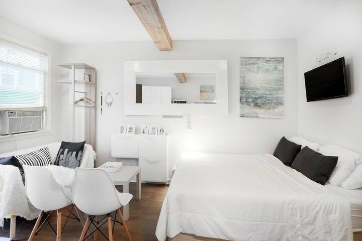 Tiny House - 7 Min Train Ride to New York City