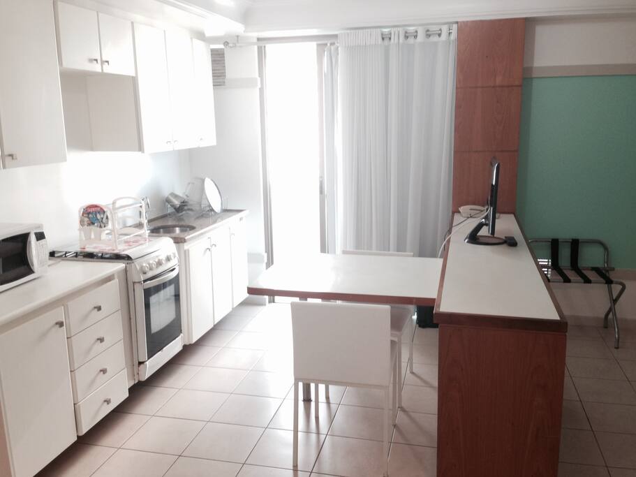 Cozinha com fogão, geladeira e M.Ondas.