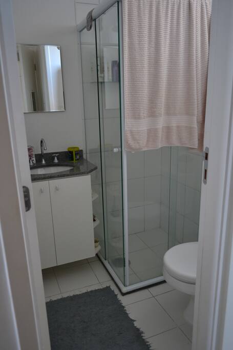 Banheiro dentro do quarto