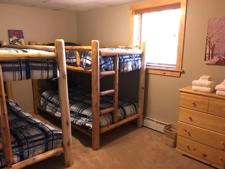 Соба на спрат на пониско ниво - 4 двокреветни кревета