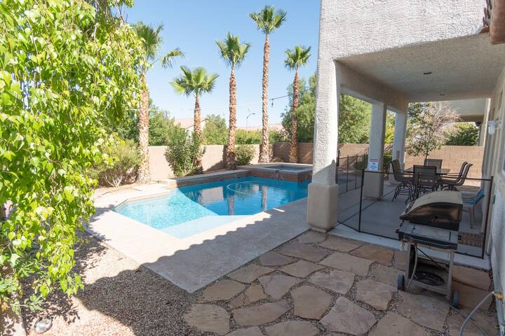 Upscale Fun- Pool, Spa, Balcony- 10 min to Strip gallery image 3