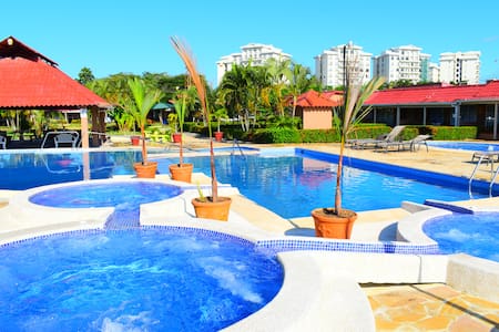 Paraiso Central Jaco (1 blq from the beach)