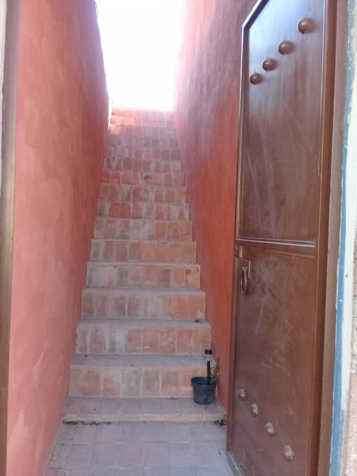 Entrada independiente con amplia escalera
