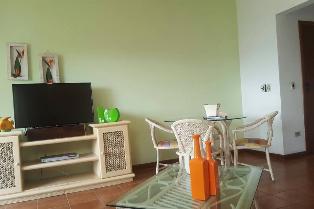 sala aconchegante com uma bela vista para o mar
