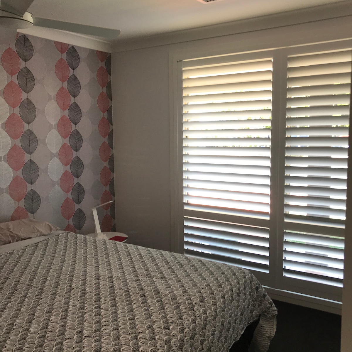 Основна спалня с алуминиеви щори