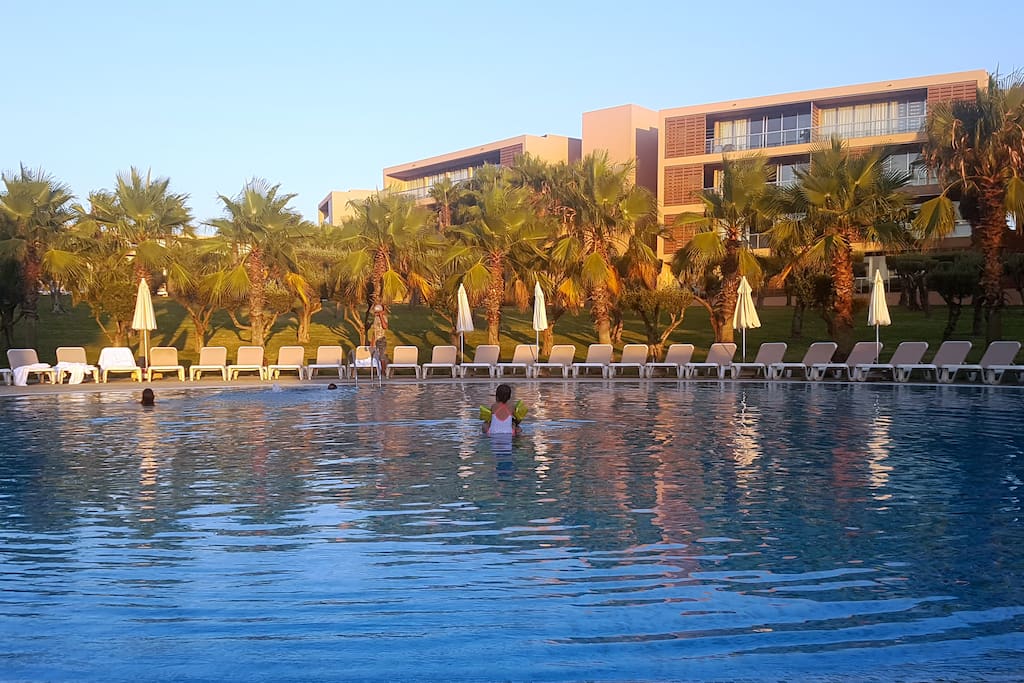 Espaço envolvente de uma das 7 piscinas do condomínio