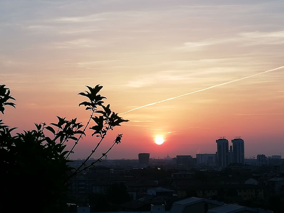 Dal terrazzo si possono ammirare meravigliose albe e tramonti. Il sole si vede sorgere in prossimità del Duomo di Milano