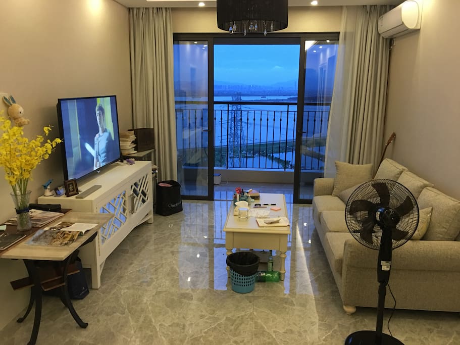 客厅,和外面的海景。