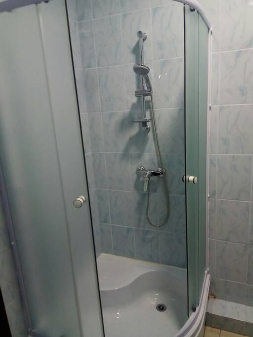 Room with double bed, shower, closet, drawers and toilet.
Комната с двуспальной кроватью, душевой кабиной, шкафом, ящиками и туалетом.