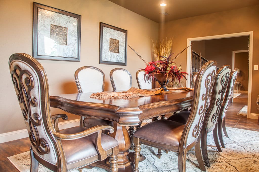 Dining area that seats 8