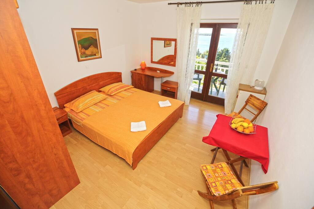 bedroom with a double bed