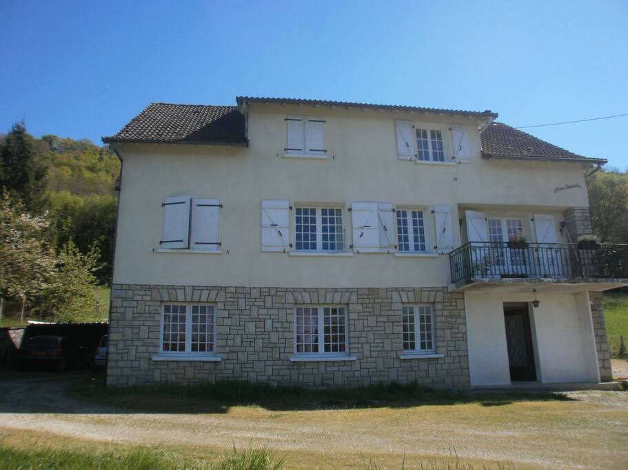 L'appartement est au 2e étage de notre grande maison.