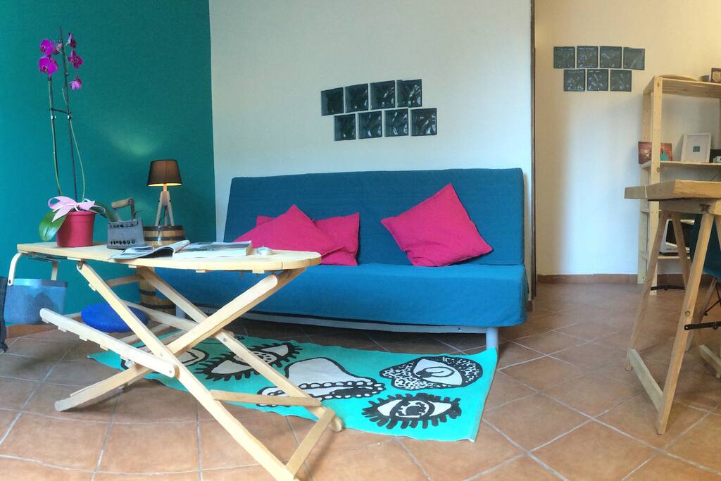 Living room - "manda in pensione il tuo ferro da stiro..."