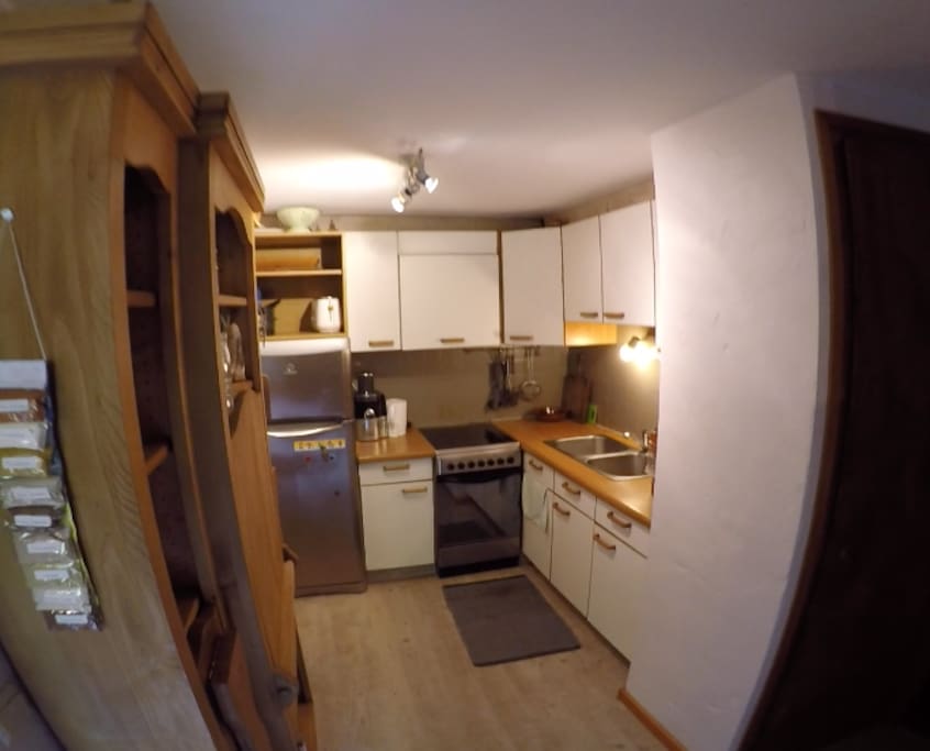 cuisine tout équipée sauf lave vaisselle avec table de berger