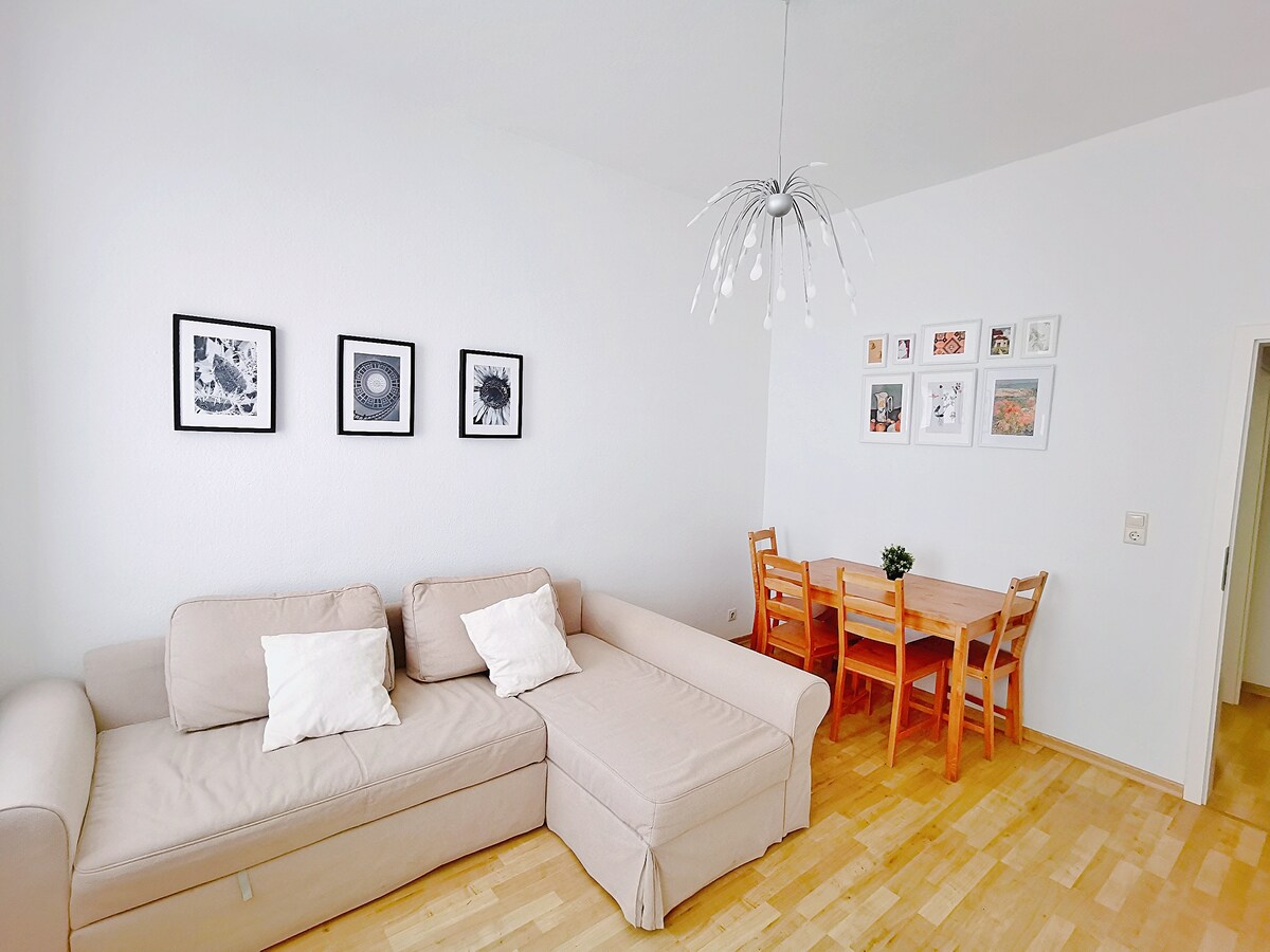 Popular Airbnb listing: Cozy apartment near the main train station in Neustadt Neuschönefeld
