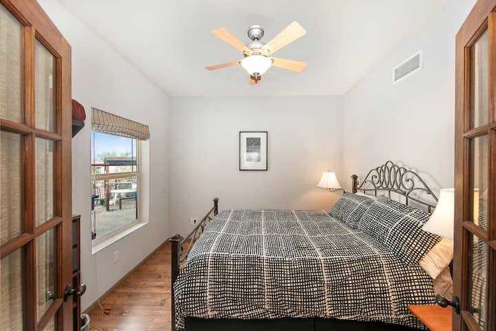 Guest bedroom #2 queen bed