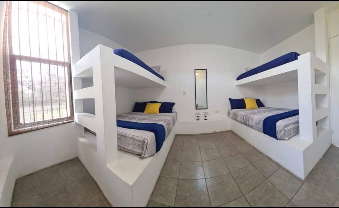 Panoramska spavaća soba br. 2 s pogledom na vrtove  i šumu casuarinas.  Bijele plahte od peruanskog pamuka, pamučne deke, madraci Rosen s prekrivačima od posteljine.