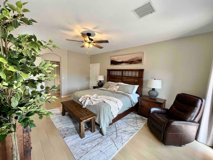 Chambre principale avec lit King, vue sur la montagne, fauteuil inclinable, télévision, grande salle de bain et dressing