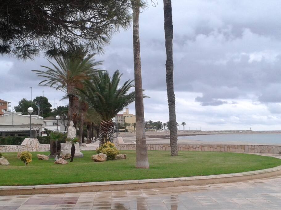 Paseo marítimo. Al fondo está el partamento