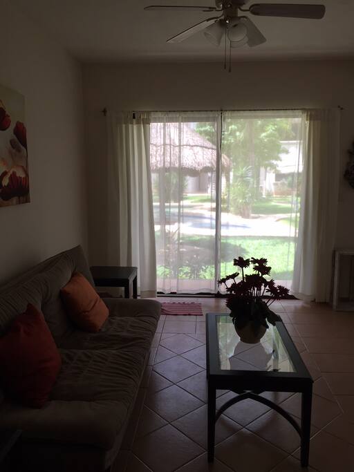 Backyard view / Vista al jardín