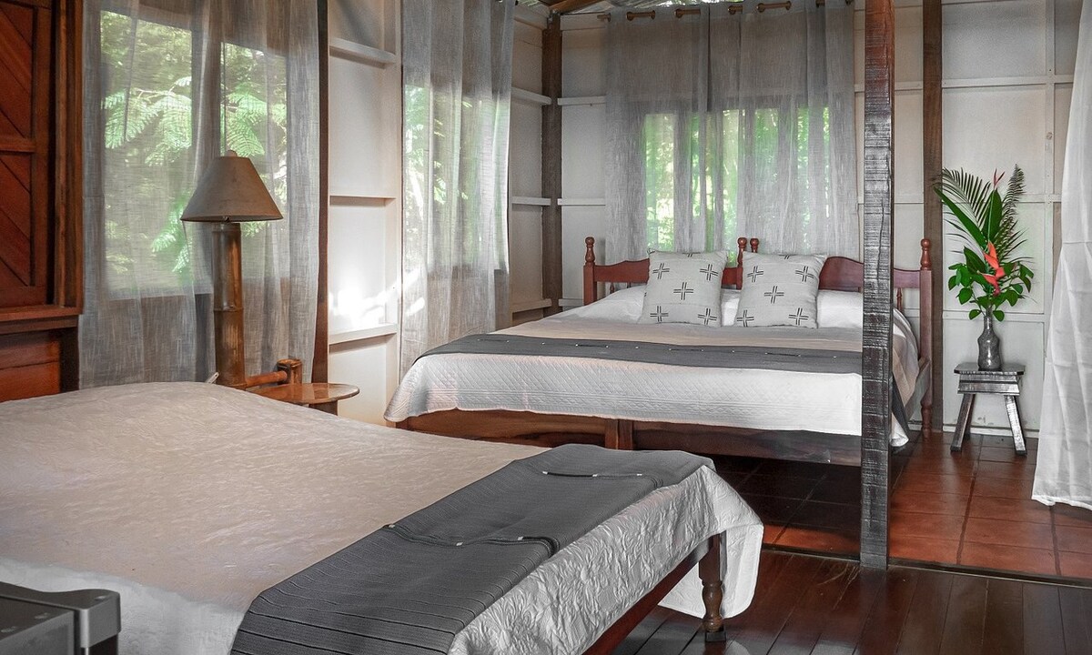 Los bungalows en Pacific Edge Eco Lodge, Dominical Costa Rica. Las cabañas 2 y 3 están configuradas de la misma manera con una cama tamaño king, una apuesta de tamaño completo, un divisor de habitaciones, un baño y una pequeña cocina con cafetera y nevera. Duerme hasta 4 personas. 