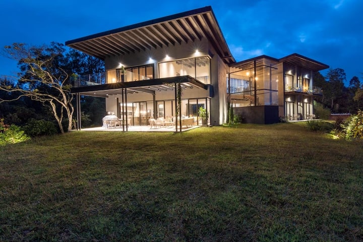 Stunning New House on Lake - Chef Kichen & Jacuzzi