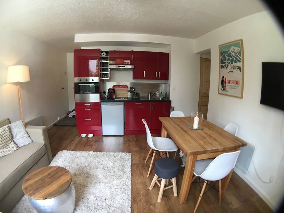 Le salon vu du balcon. La cuisine est très bien équipée