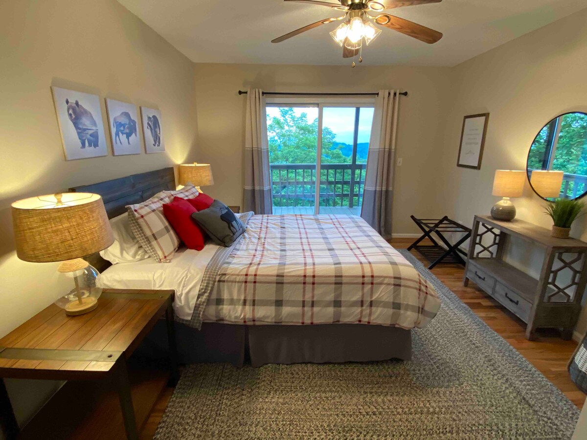 ห้องนอนควีนไซส์ชั้นล่างพร้อมระเบียงแบบเดินออกไปได้ 