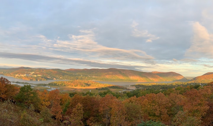 Stunning Hilltop Five-bedroom Home - Bear Mountain, NY