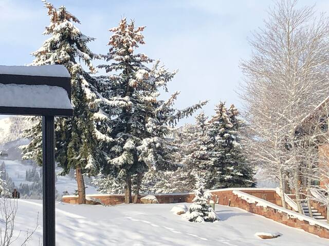Jeremy Ranch Top Floor Condo overlooks golf course