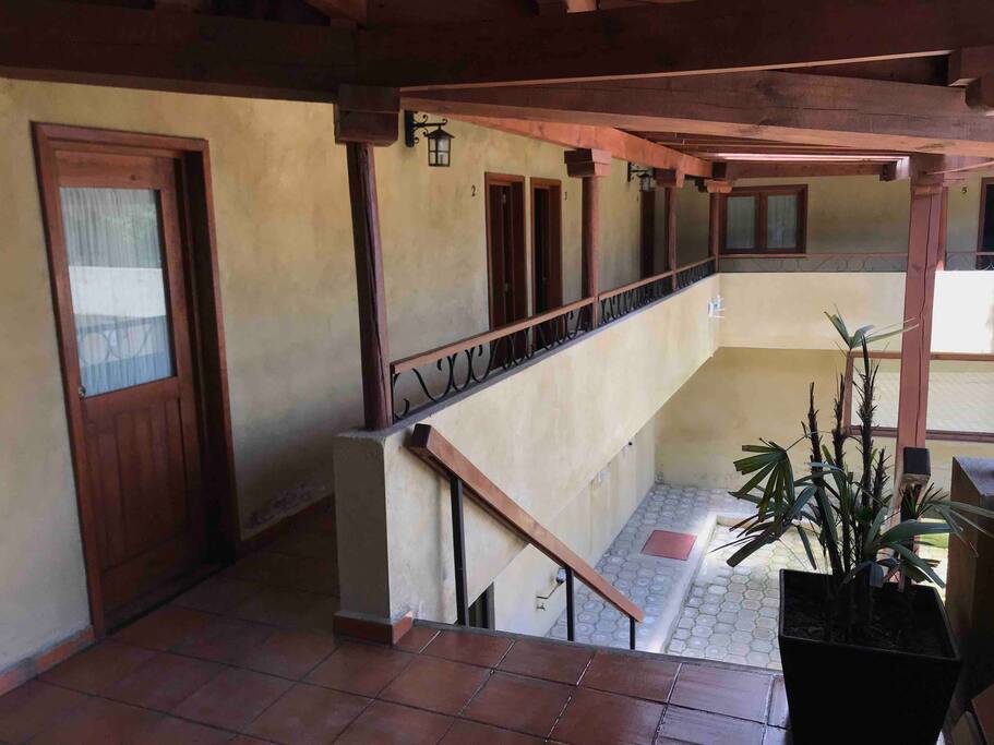 El corredor hacia las suites, hay que subir escaleras