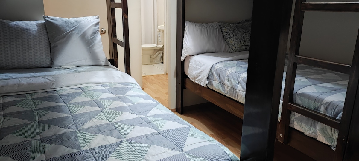 房间有4张床，可容纳1.5人。 俯瞰大海 