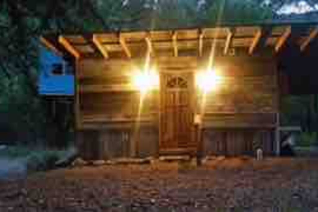 Sweet little cabin on Junction Creek. Minutes from CO Trail