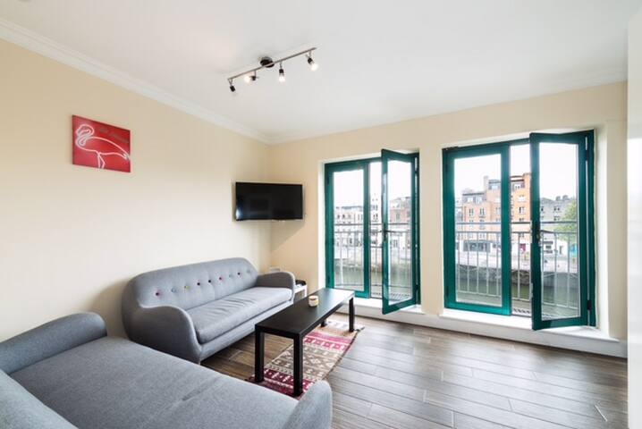 Modish condo overlooking River Liffey gallery image 2