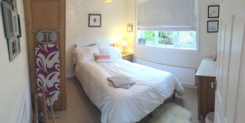 Cosy room in charming Aberdeen suburb