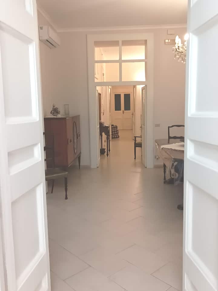 La casa è la tipica residenza settecentesca con ambienti organizzati secondo una visione prospettica detta a cannocchiale