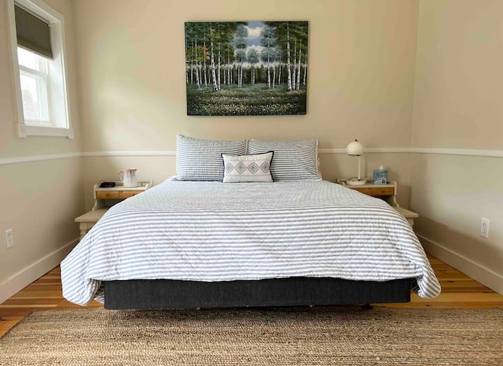 Брачен кревет (широк 150-179 см) во главната спална соба. 