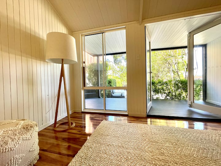 Výhľad zo záhradného štúdia na veľké spodné terasy. Perfektný úkryt na oddych v pokoji.