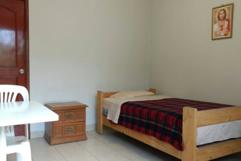 Dormitorio simple o doble con baño incorporado.